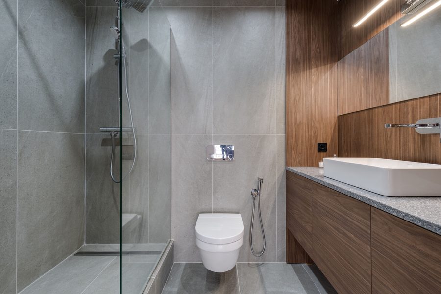 Douche à l'italienne carrelée avec parois vitrées